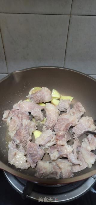 豉油皇焖牛腩的做法步调：7