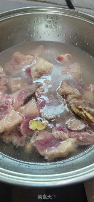 豉油皇焖牛腩的做法步调：2
