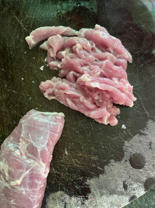 莲藕炒肉片的做法步调：1