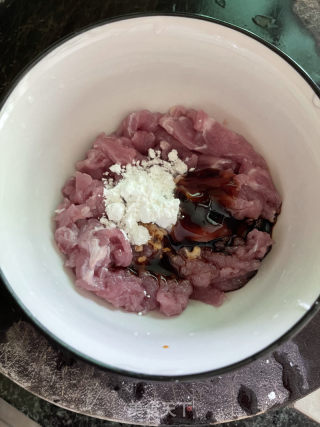 莲藕炒肉片的做法步调：2