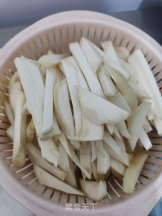 杏鲍菇炒肉的做法步调：1