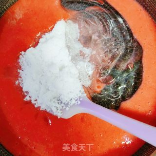 草莓硬糖的做法步调：1