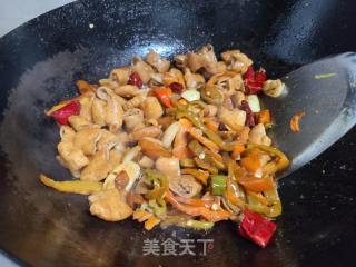 辣椒爆炒卤年夜肠的做法步调：4