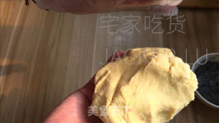 乌芝麻糊千层司康，金黄酥坚，层层叠叠，苦度适中，恰如其分。的做法步调：8