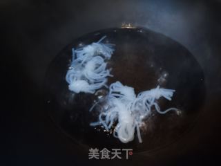 黄瓜拌金针菇的做法步调：1