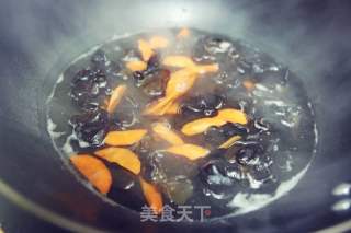 那是一讲祸建人正在北京陌头吃的上海小炒的做法步调：2