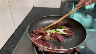 芹菜蒜苗炒牛肉的做法步调：9