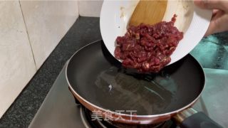 芹菜蒜苗炒牛肉的做法步调：7