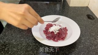 芹菜蒜苗炒牛肉的做法步调：2