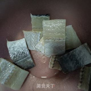 煎鳗鱼干的做法步调：3