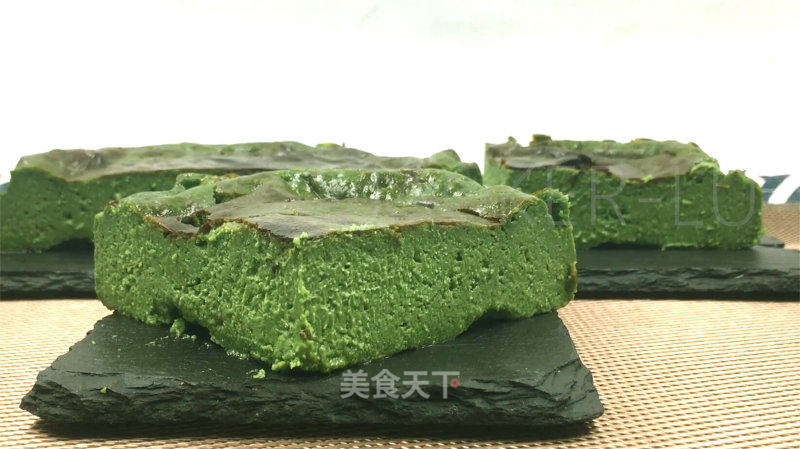 抹茶硬心巴斯克，中皮酥喷鼻，里面滑老硬心，浓重抹茶风味正在心中滑动。的做法