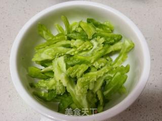 小黄芽菜炒苦瓜的做法步调：3