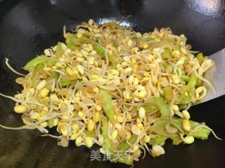 小黄芽菜炒苦瓜的做法步调：5