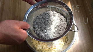 乌芝麻糊饼干，布满浓重芝麻喷鼻气鼓鼓，坚坚心感，浓郁而细致。的做法步调：5
