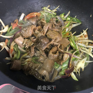 青椒炒驴板肠的做法步调：7