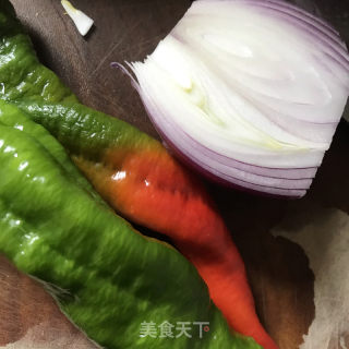青椒炒驴板肠的做法步调：2
