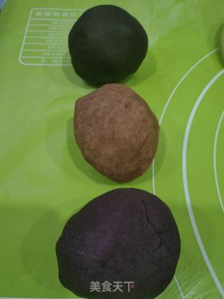 彩色螺旋蛋黄酥的做法步调：2