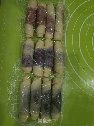 彩色螺旋蛋黄酥的做法步调：7