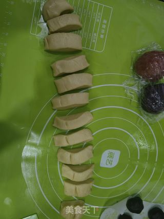 彩色螺旋蛋黄酥的做法步调：3