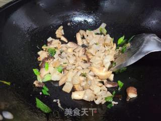 喷鼻菇炒干豆皮的做法步调：5