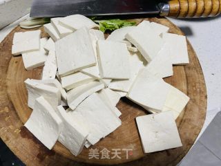 芹菜豆腐的做法步调：1