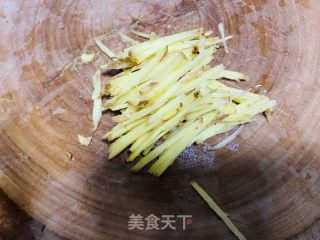浑蒸鲈鱼的做法步调：1