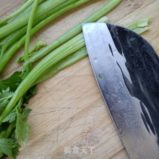 芹菜拌木耳的做法步调：2