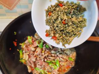 酸豆角炒鸡胗的做法步调：7