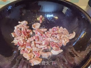 酸豆角炒鸡胗的做法步调：4