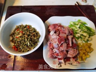 酸豆角炒鸡胗的做法步调：2
