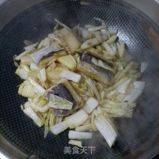 鳗鱼干炖利剑菜的做法步调：9