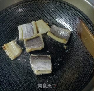 鳗鱼干炖利剑菜的做法步调：5