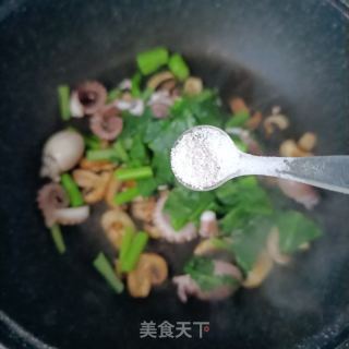菜芯心蘑炒八爪鱼的做法步调：14