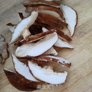生肉菜芯炒喷鼻菇的做法步调：1