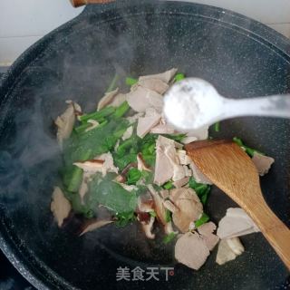 生肉菜芯炒喷鼻菇的做法步调：10