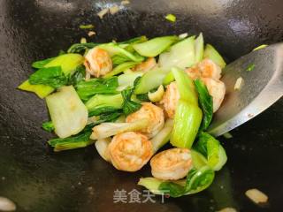 青菜炒虾仁的做法步调：7